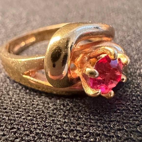 18K gold plated ring womens’s sz. 7 pink sapphire stone EUC - Picture 1 of 10